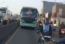 Tangkapan layar video unggahan akun netizen bus Safari Lux