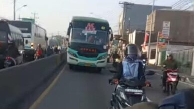 Tangkapan layar video unggahan akun netizen bus Safari Lux