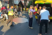 Petugas hendak mengevakuasi wanita korban kecelakaan di Dermo, Bangil, Kabupaten Pasuruan pada Selasa (3/9/2024) pagi.