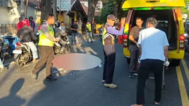 Petugas hendak mengevakuasi wanita korban kecelakaan di Dermo, Bangil, Kabupaten Pasuruan pada Selasa (3/9/2024) pagi.