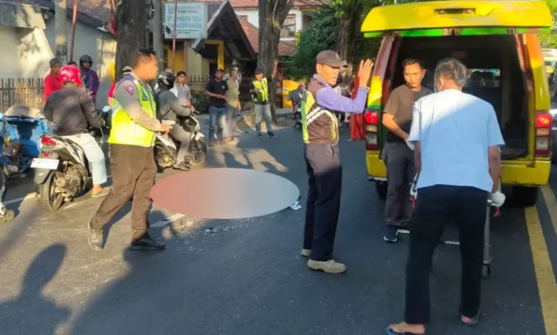 Petugas hendak mengevakuasi wanita korban kecelakaan di Dermo, Bangil, Kabupaten Pasuruan pada Selasa (3/9/2024) pagi.