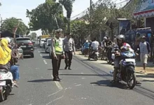 Aparat kepolisian mengatur arus lalu lintas di lokasi kecelakaan.