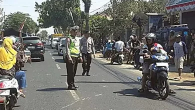 Aparat kepolisian mengatur arus lalu lintas di lokasi kecelakaan.