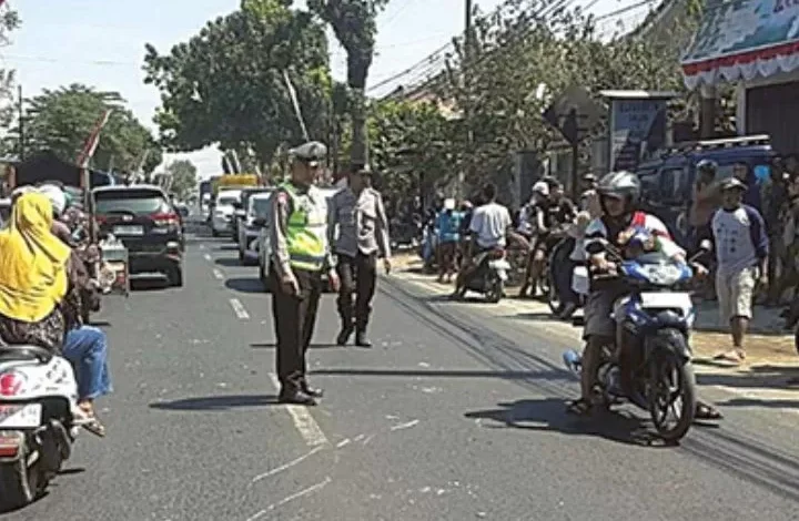 Aparat kepolisian mengatur arus lalu lintas di lokasi kecelakaan.