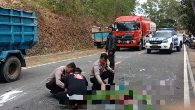 Pemotor tabrak truk di Pacitan (Foto: Istimewa)